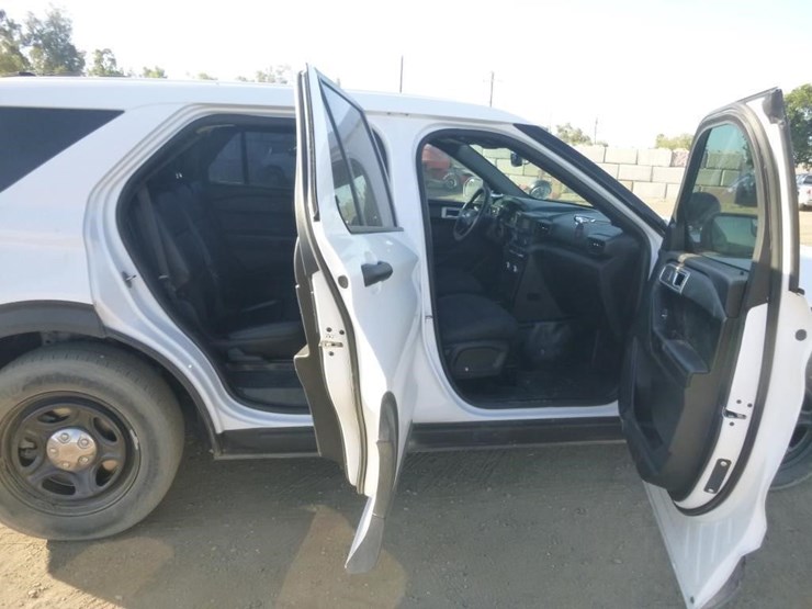 2020-ford-explorer-image-16