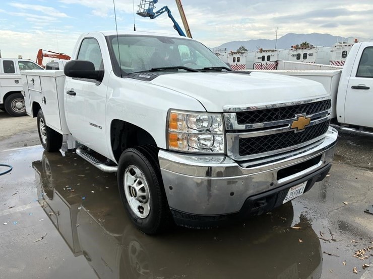 2013-chevrolet-silverado-2500-image-2