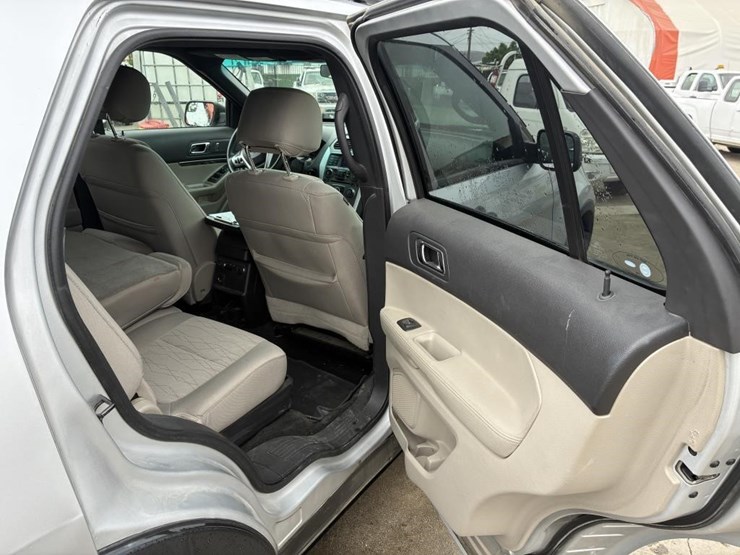 2015-ford-explorer-image-13