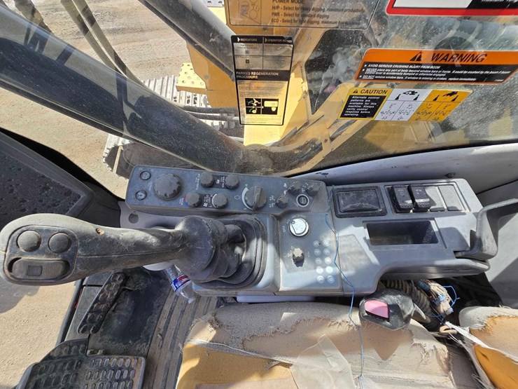 2018-deere-245g-lc-image-17