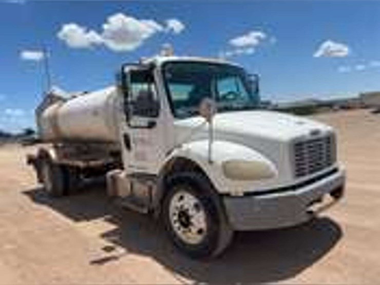2007-freightliner-m2-106-image-2
