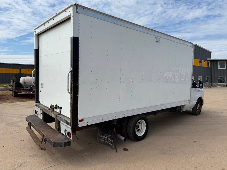 2022-ford-cargo-image-5