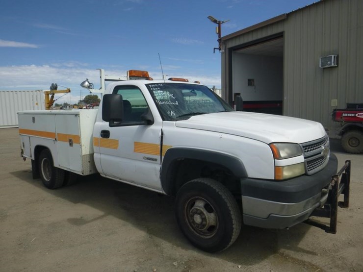 2005-chevrolet-3500-image-2