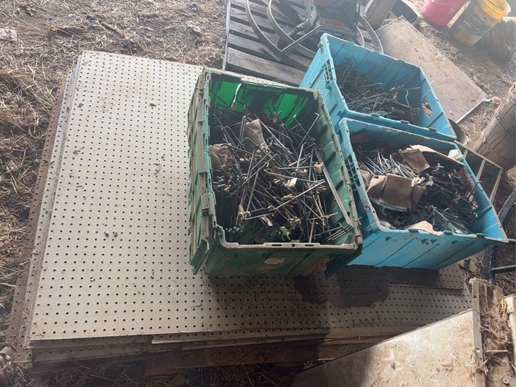 pallet-of-pegboard-&-pegs-image-3