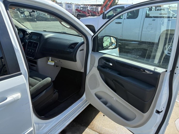 2017-dodge-grand-caravan-image-12
