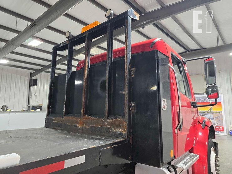 2015-freightliner-business-class-m2-106-image-18