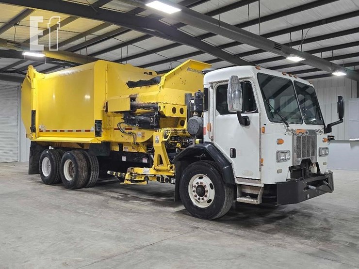 2018-peterbilt-320-image-2