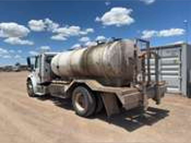 2007-freightliner-m2-106-image-4