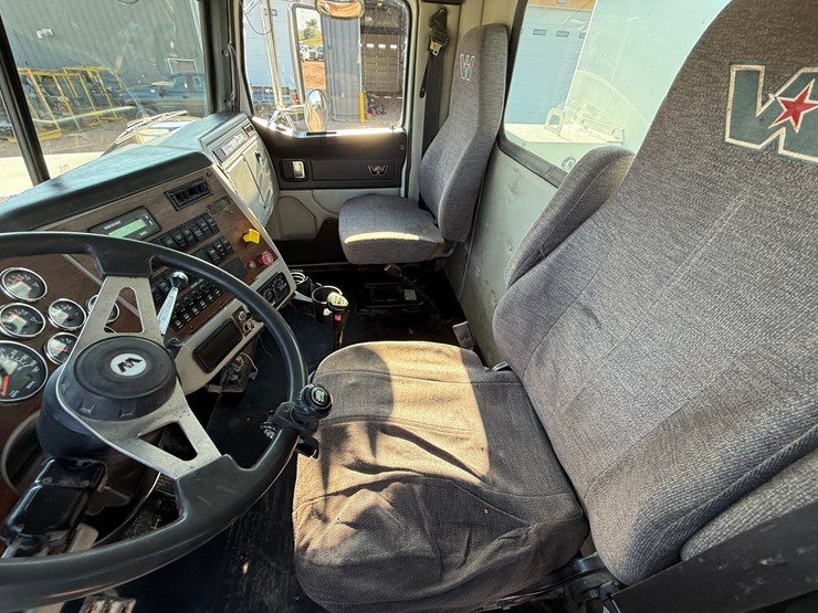 2015-western-star-4900-image-33