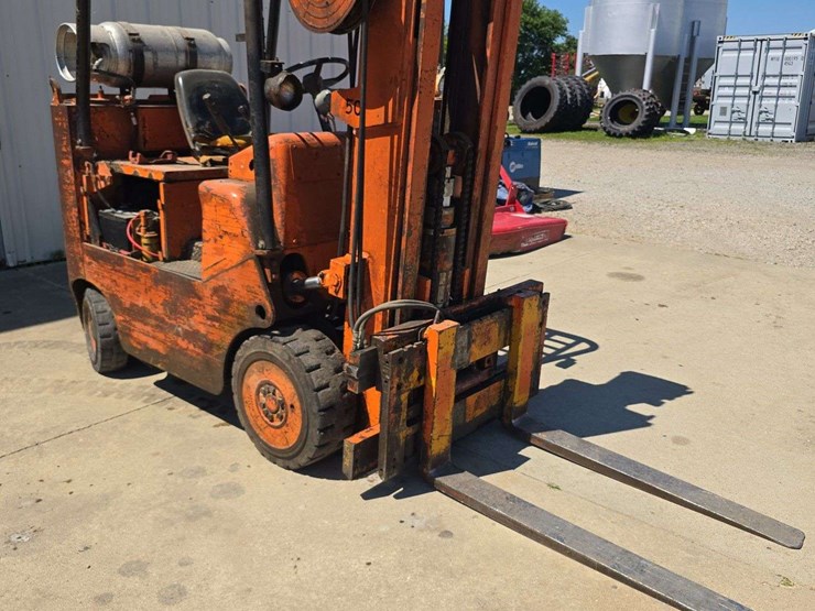 forklift-cat-t60c-model,-7,787-hours,-side-shift,-lp-image-3