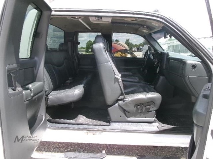 2001-chevrolet-silverado-3500-image-34