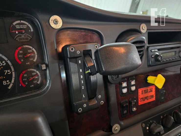 2015-freightliner-business-class-m2-106-image-14