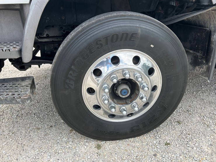 2001-gmc-t7500-image-60