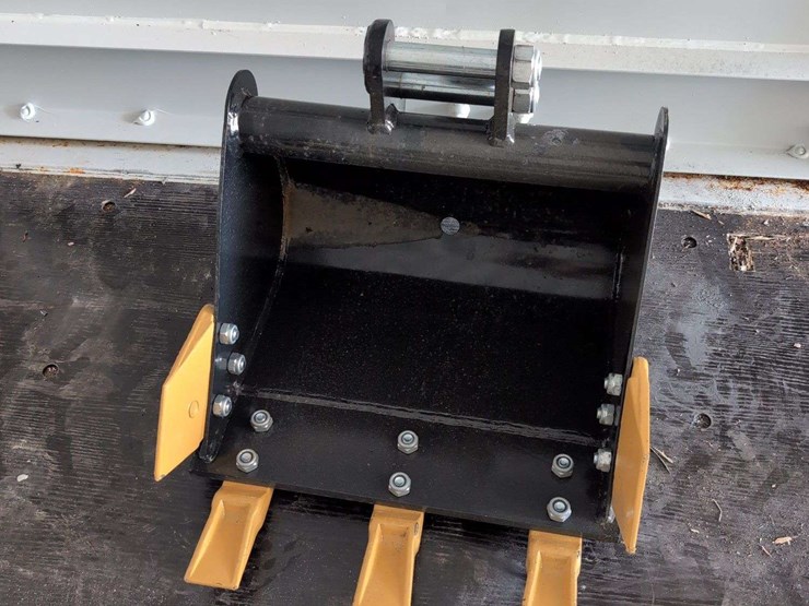 i-ranch-mini-excavator-40cm-tooth-bucket-image-1