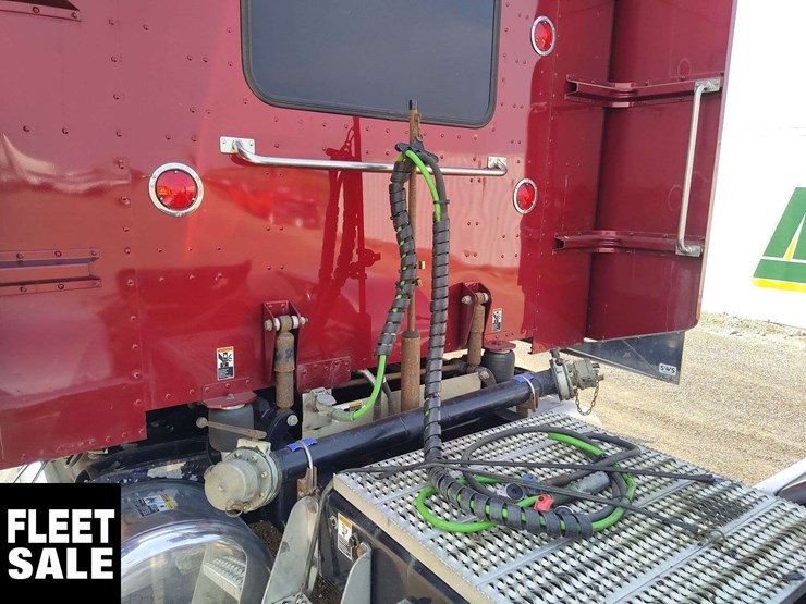 2018-peterbilt-389-image-37