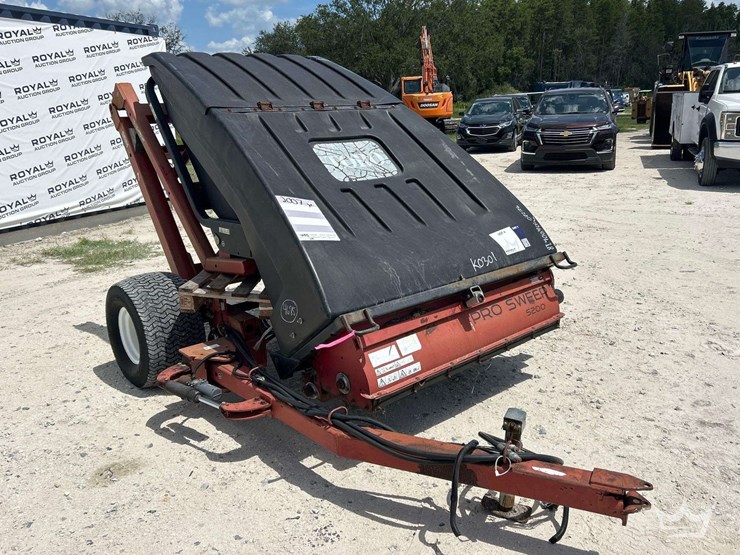 2007-toro-pro-sweep-5200-turf-sweeper-tractor-attachment-image-2