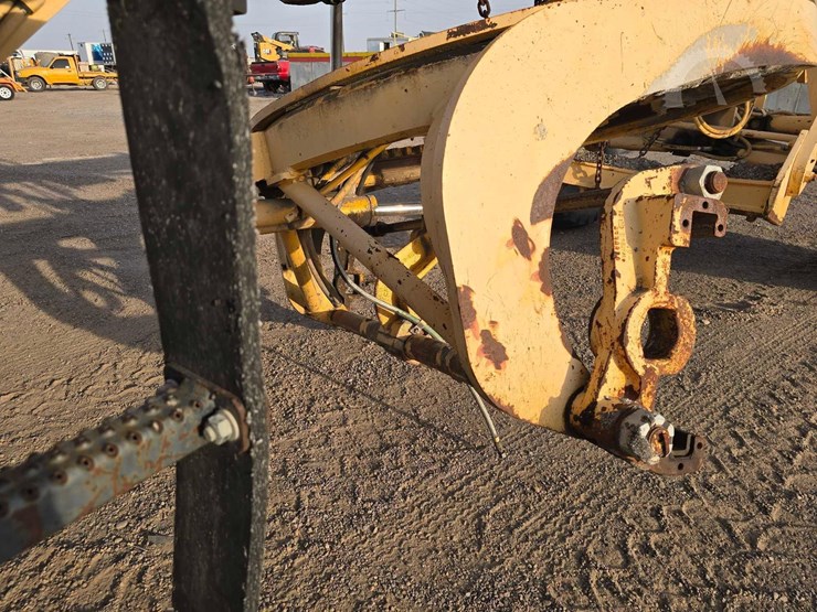 caterpillar-120h-image-11