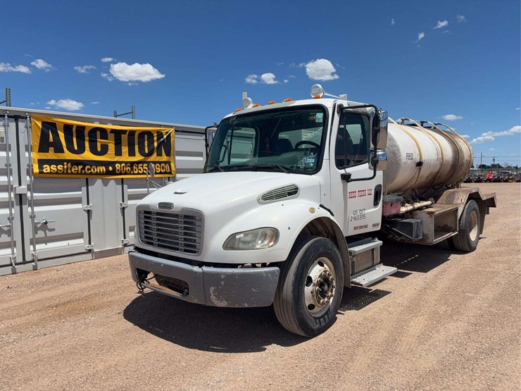 2007-freightliner-m2-106-image-1