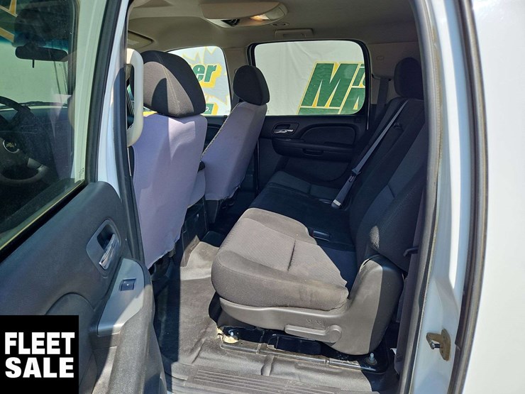 2011-chevrolet-suburban-image-27