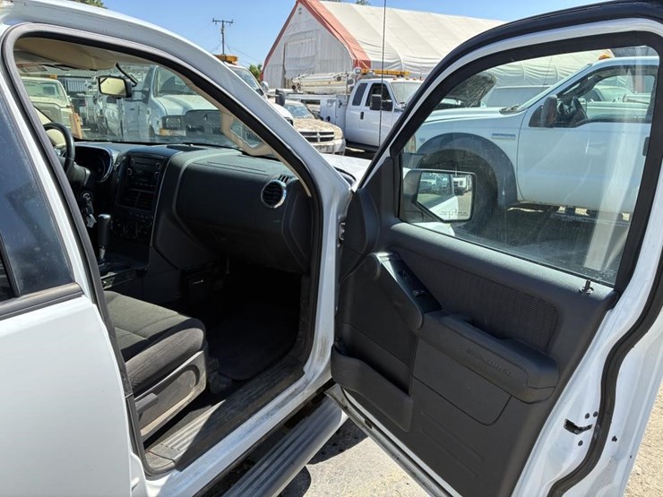2010-ford-explorer-image-13