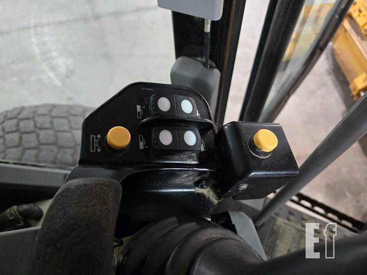 2014-caterpillar-160m2-image-20