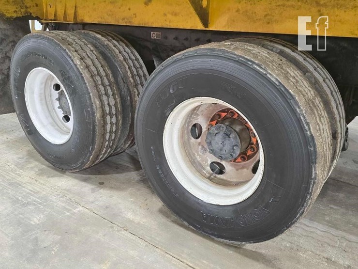 2018-peterbilt-320-image-34
