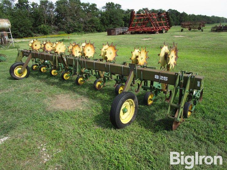 john-deere-825-image-1