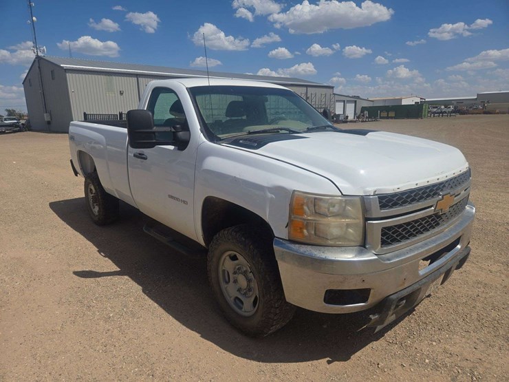 2013-chevrolet-silverado-2500-image-2