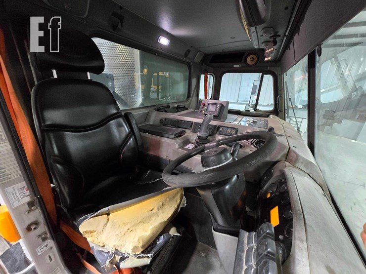 2017-peterbilt-320-image-9