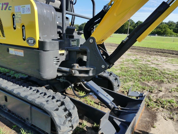 new-holland-e17c-image-11