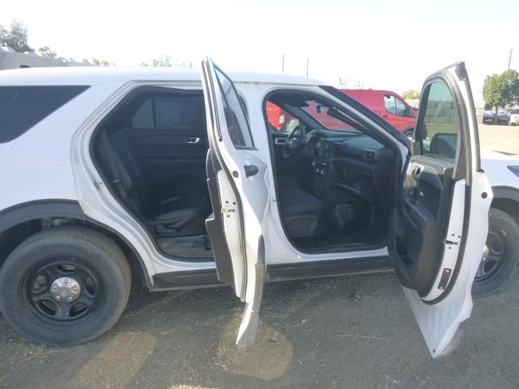 2020-ford-explorer-image-16