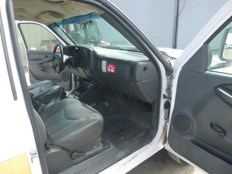 2005-chevrolet-3500-image-6