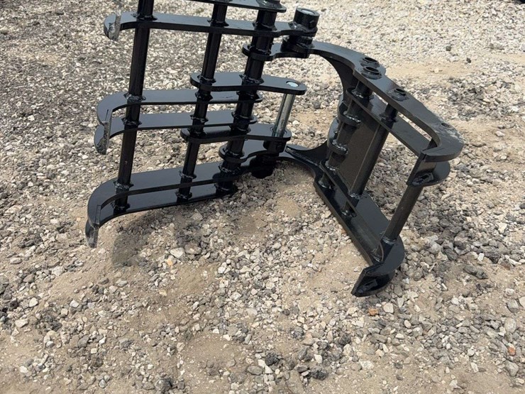 mini-excavator-wood-grab-attachment-image-1