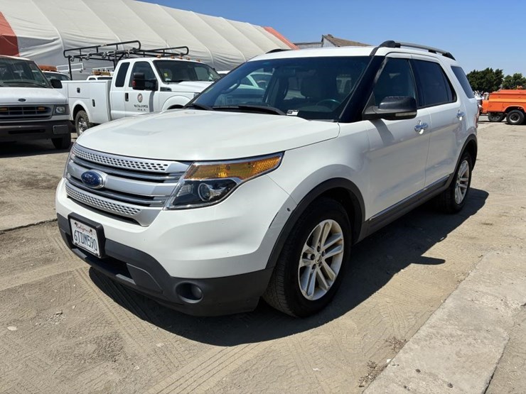 2011-ford-explorer-xlt-image-1