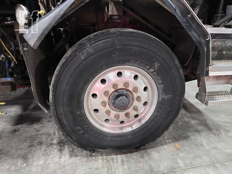2015-peterbilt-320-image-31