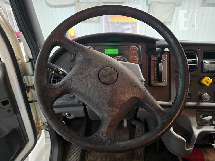 2020-freightliner-business-class-m2-106-image-10