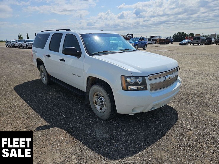 2011-chevrolet-suburban-image-2