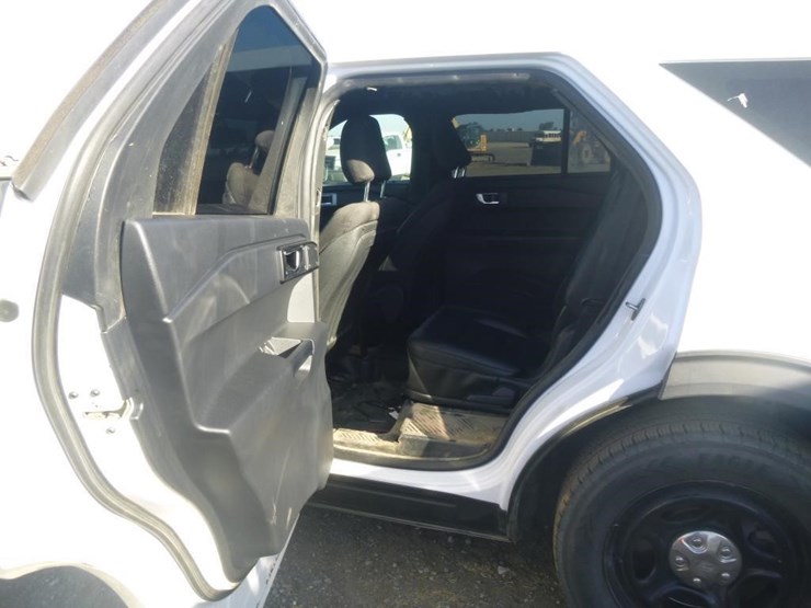 2020-ford-explorer-image-13