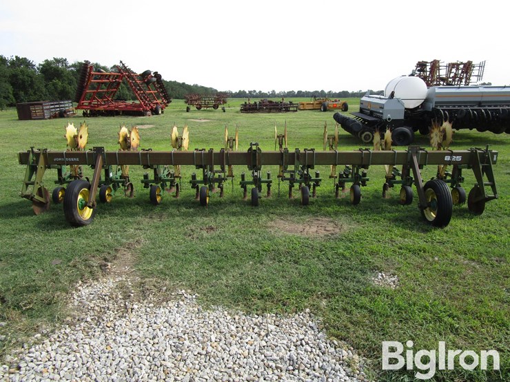 john-deere-825-image-2