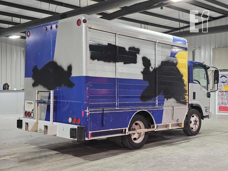 2018-isuzu-nrr-image-3