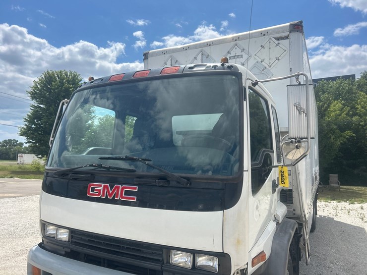 2001-gmc-t7500-image-11