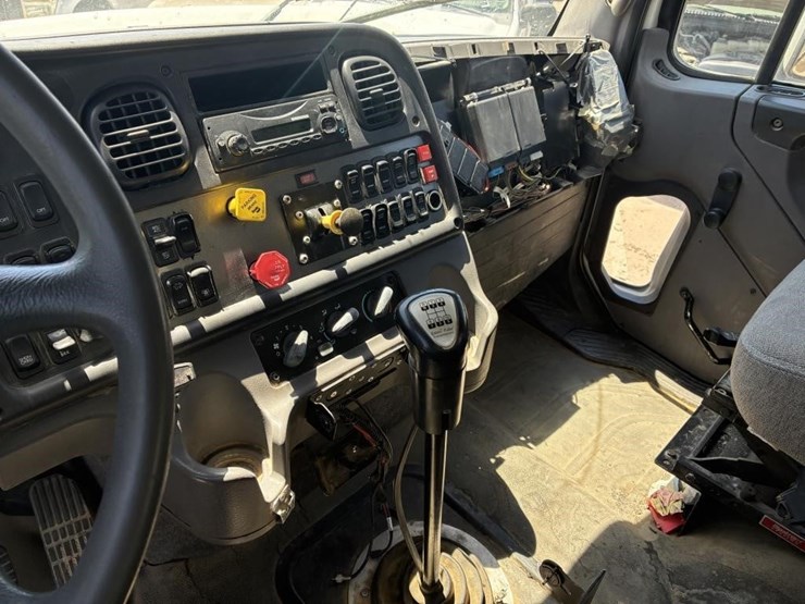 2013-freightliner-114sd-image-24