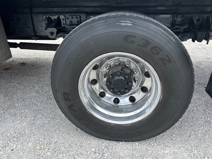 2001-gmc-t7500-image-67