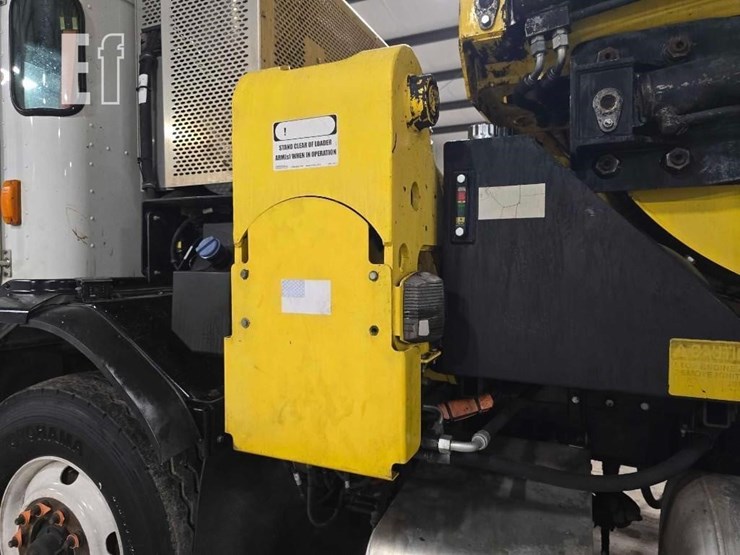 2018-peterbilt-320-image-18