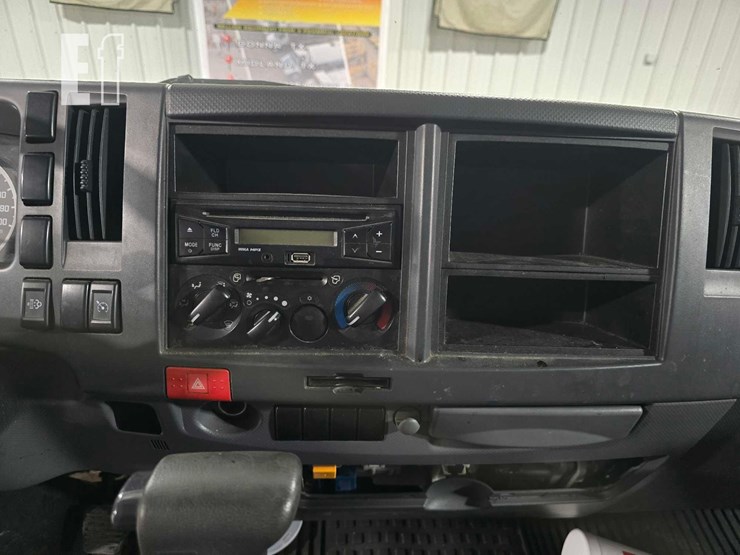 2018-isuzu-nrr-image-15