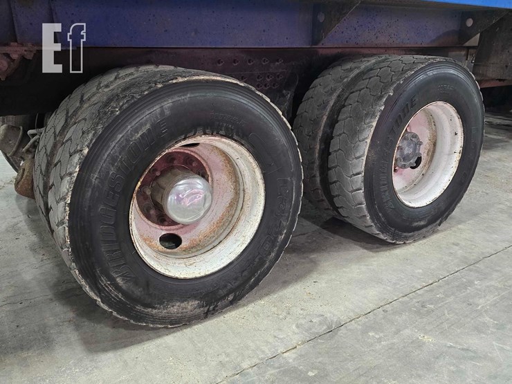 2015-peterbilt-320-image-29