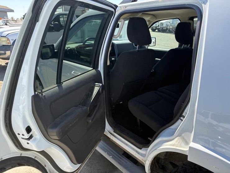 2010-ford-explorer-image-16