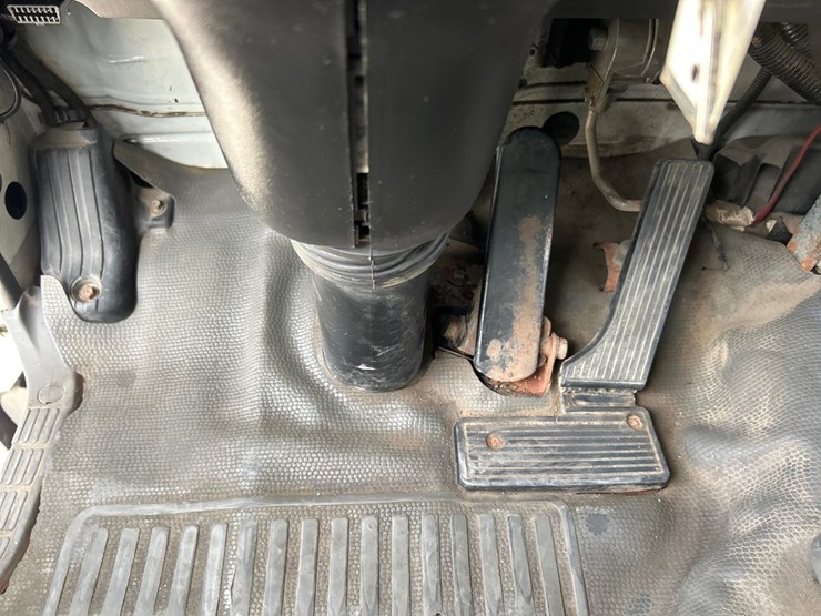 2001-gmc-t7500-image-54
