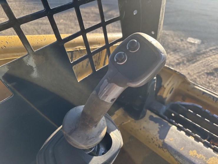 2014-caterpillar-226b3-image-24