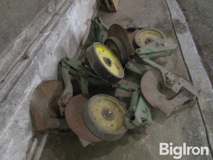 john-deere-planter-fertilizer-openers/disc-assemblies-image-1